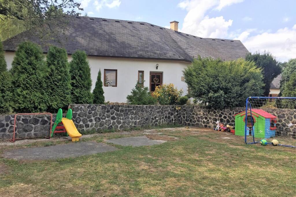 Apartman U Pamatneho Stromu Apartment Ceska Lipa Luaran gambar